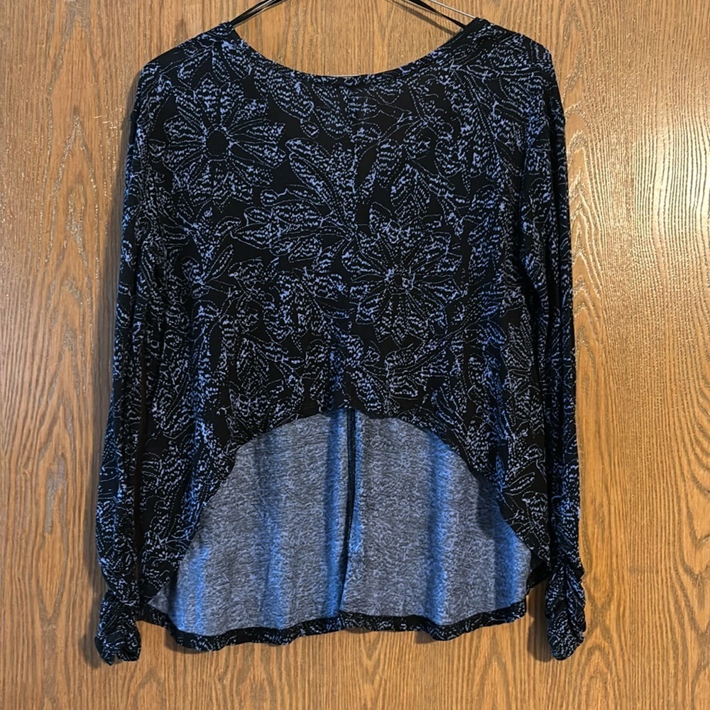 EUC Free People LS Black and Blue V-neck top w/ scrunched sleeves at the bottom